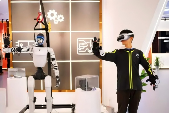 图片12在潜江(武汉)离岸科创中心,湖北他山科技有限公司的技术人员在训练人形机器人。